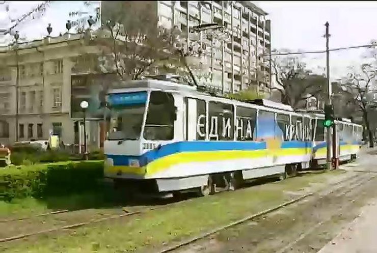 В Днепропетровске появился трамвай с надписью "Єдина країна"