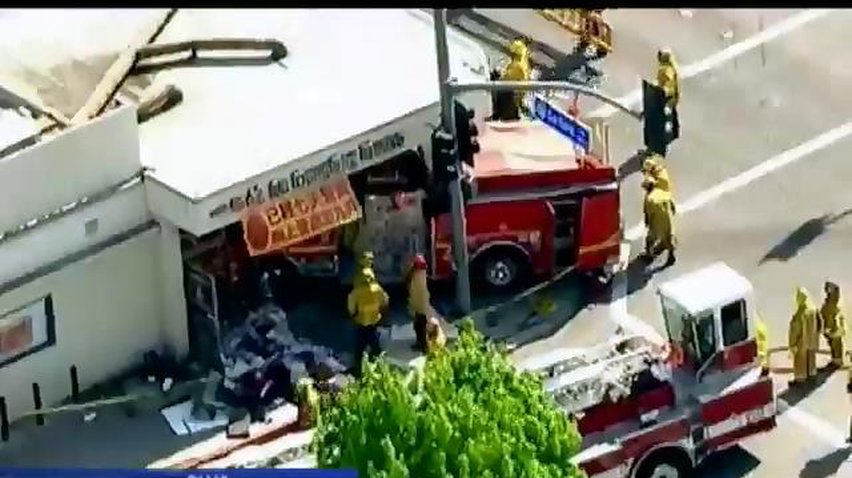 В Калифорнии пожарная машина въехала в ресторан