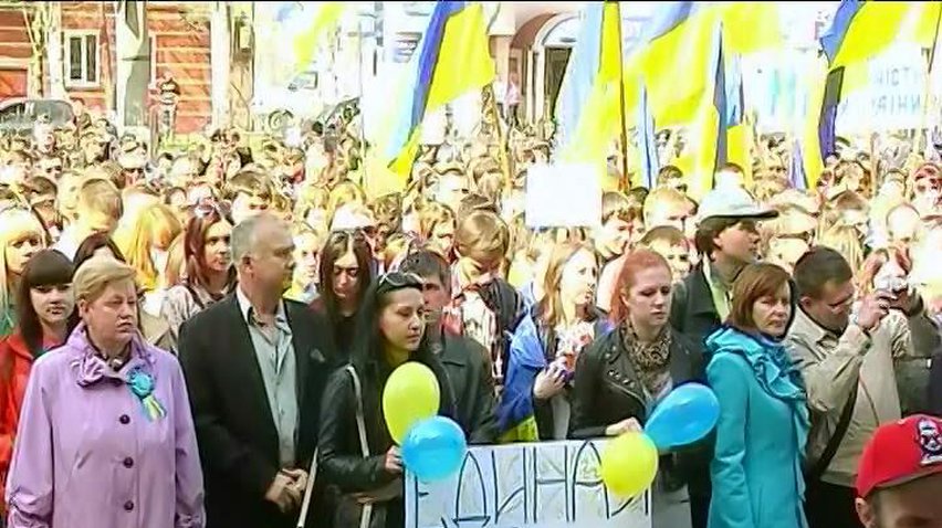 В Луганске студенты вышли на митинг за единую Украину