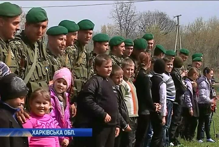 Уже месяц пограничники с западной Украины живут в селе на Харьковщине