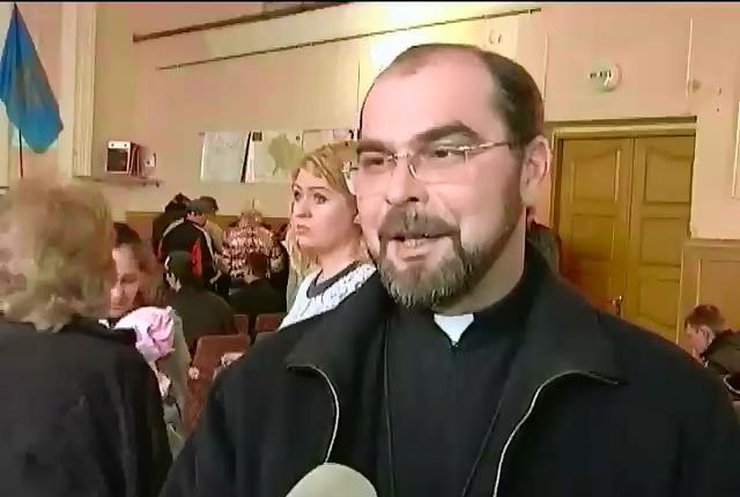 Прикарпатские священники знакомят крымчан с пасхальными традициями
