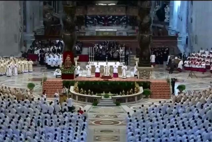 Папа римский провел праздничную мессу в Великий четверг