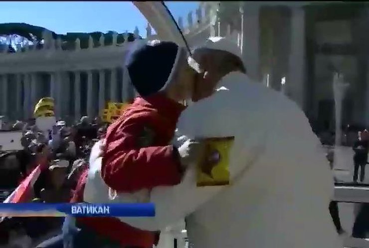 Папа римский покатал детишек на своем авто