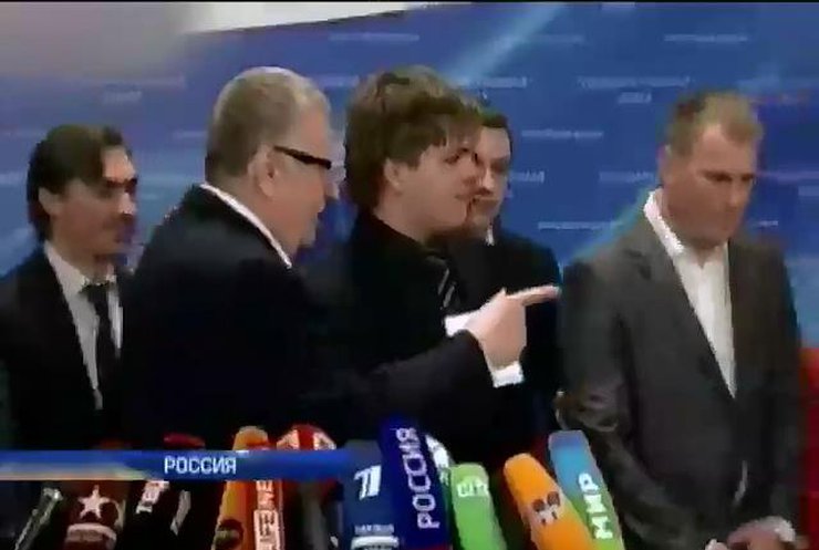 Жириновский устроил очередное шоу на пресс-конференции