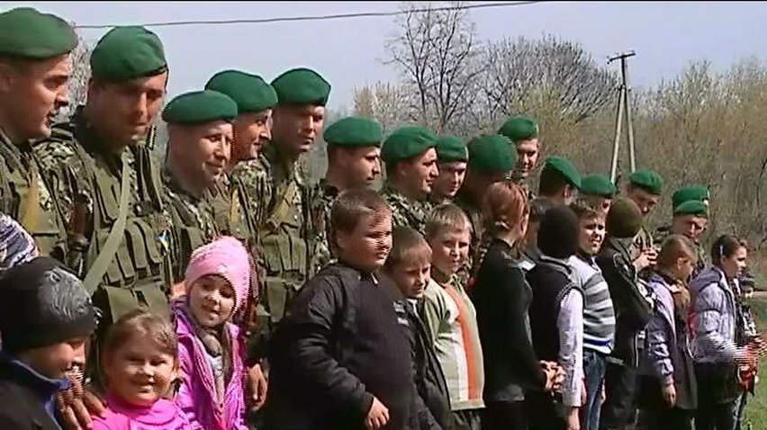 Уже месяц пограничники с западной Украины живут в селе на Харьковщине