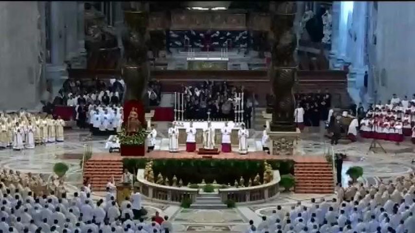 Папа римский провел праздничную мессу в Великий четверг