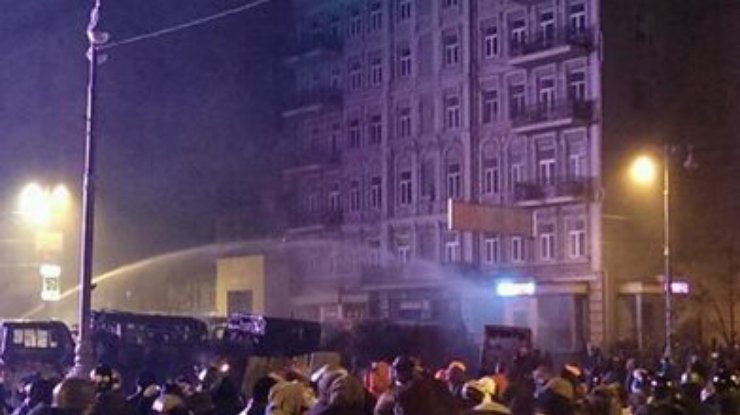 Генпрокуратура расследует факты применения водометов против демонстрантов на Майдане в Киеве