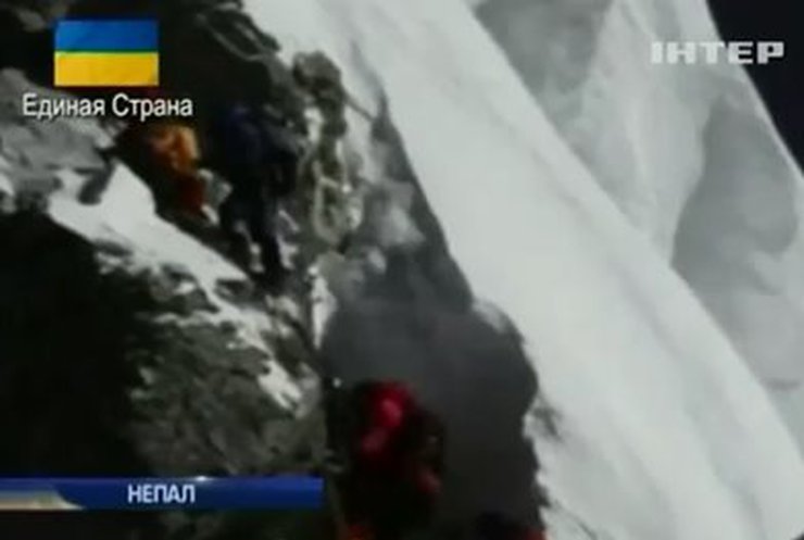 На Эвересте под сошедшей лавиной погибли 12 человек