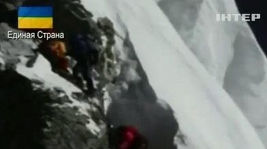 На Эвересте под сошедшей лавиной погибли 12 человек