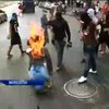В Венесуэле протестующие сожгли чучело президента