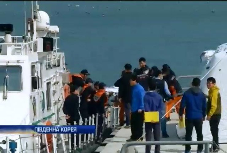 Количество жертв кораблекрушения в Корее достигло 64 человек