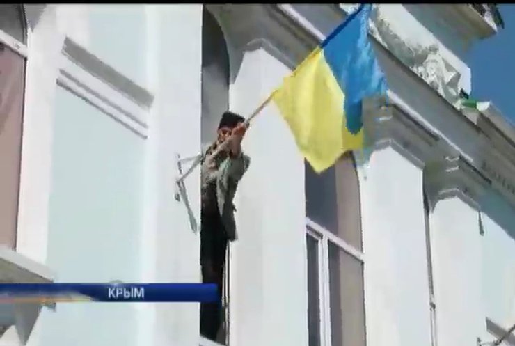 На крышу Меджлиса силой водружали флаг Крымской республики (видео)