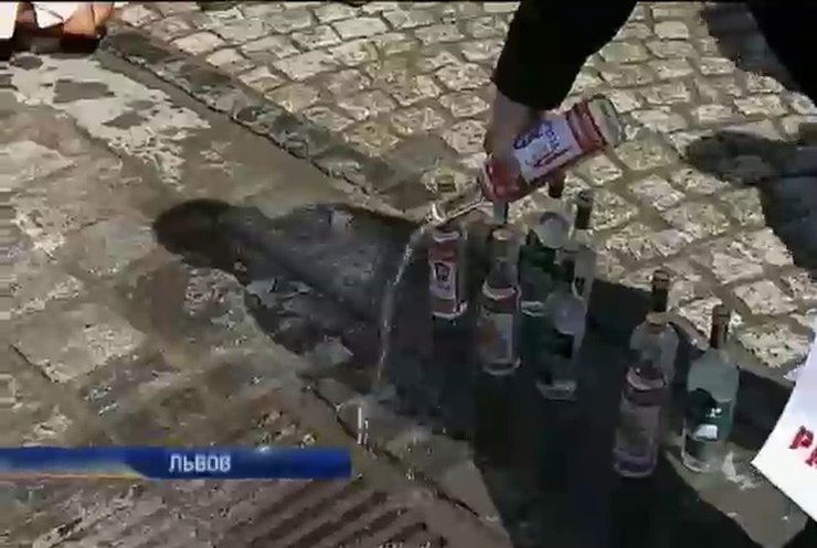 В поливальный понедельник во Львове разливали русскую водку (видео)