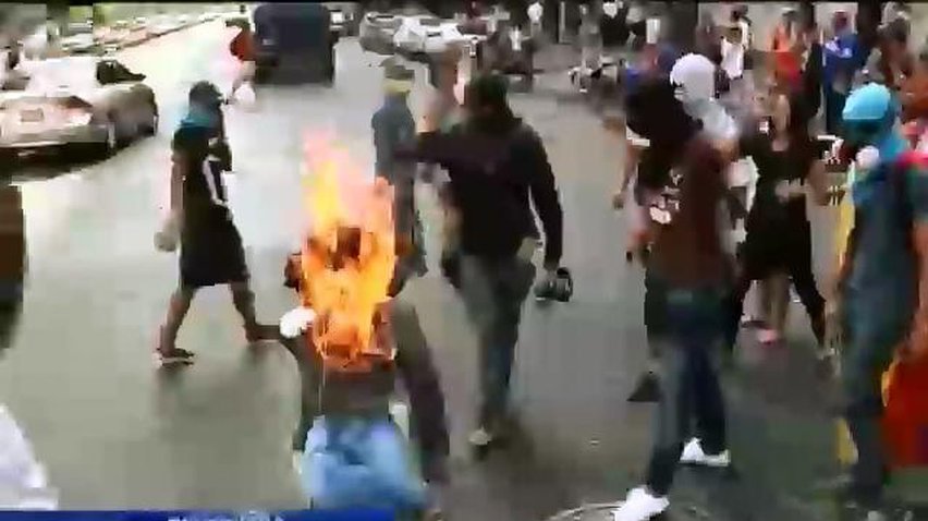 В Венесуэле протестующие сожгли чучело президента
