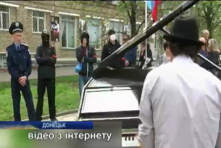 В Донецке немецкий пианист дал концерт перед зданием ОГА