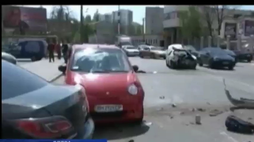 В аварии в центре Одессы пострадали шесть человек (видео)