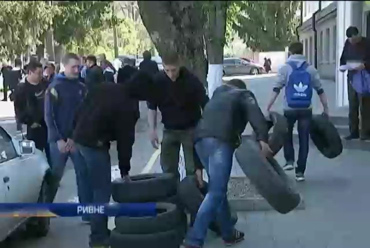 Майдан в Ривне переехал под здание УВД (видео)