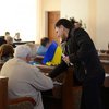 Депутатам Луганска на заседании раздали флажки Украины (фото)