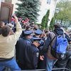Митингующие повредили стекло и входные двери Тернопольского горсовета