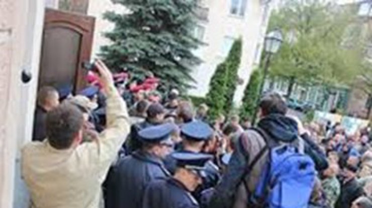 Митингующие повредили стекло и входные двери Тернопольского горсовета
