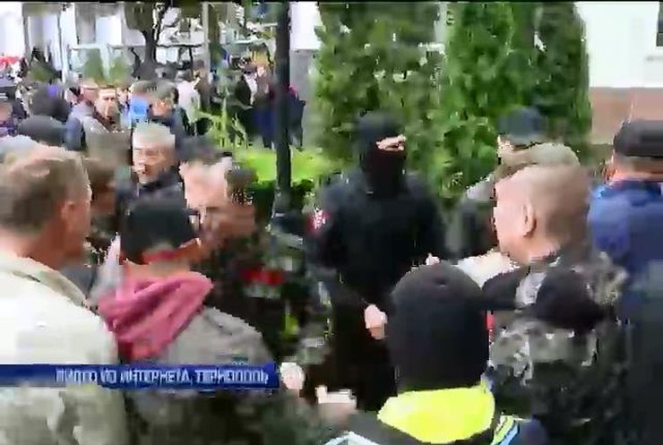 Жители Тернополя сегодня штурмовали мэрию