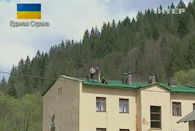 На Буковине местные жители отремонтировали дом пограничникам