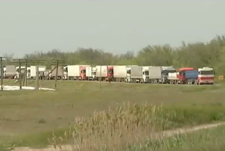 На границе с Крымом образовалась многокилометровая очередь из машин