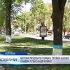 В Полтаве активисты разрисовали деревьея в цвета украинского флага