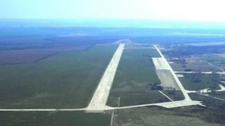 Экстремисты сняли осаду от аэродрома в Краматорске, но задержали транспорт