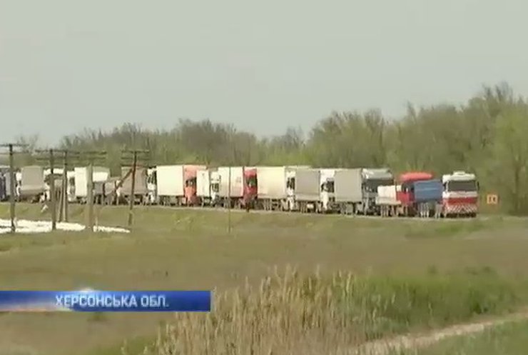 Из-за таможенного поста на границе с Крымом образовалась многокилометровая очередь из машин