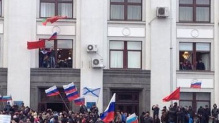 В Луганске протестующие взяли штурмом обладминистрацию (обновлено, фото, видео)