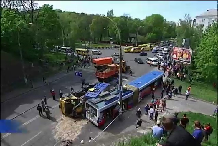 В результате столкновения троллейбуса и грузовика в Киеве пострадали 22 человека (видео)