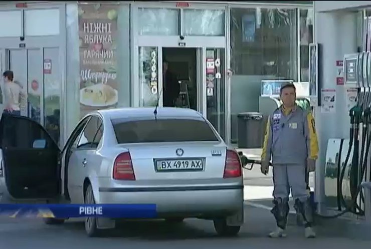 В Ривном активисты заблокировали все заправки, требуя снизить цены на бензин (видео)