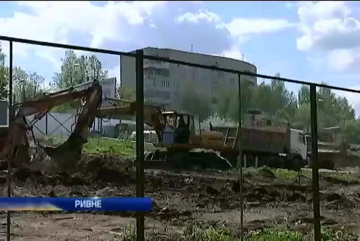 В ривненском парке начали незаконное строительство (видео)