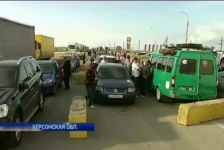 Очередь на границе с Крымом растянулась на 4 километра (видео)