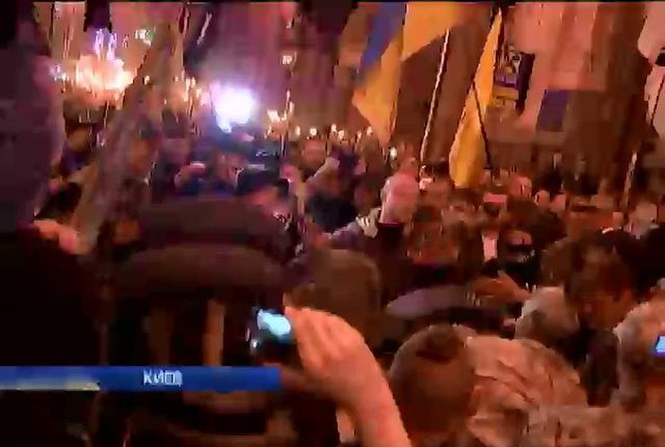 "Правый сектор" видит след ФСБ во вчерашней драке на Майдане (видео)