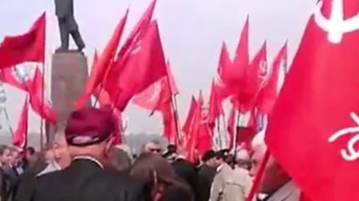 В Запорожье несколько сотен с красными знаменами собрались у памятника Ленину (видео)