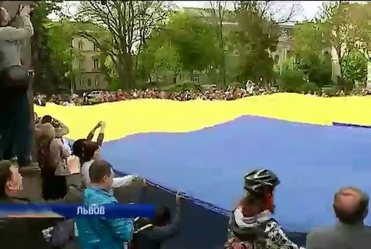 Студенты востока и запада развернули во Львове огромный флаг Украины