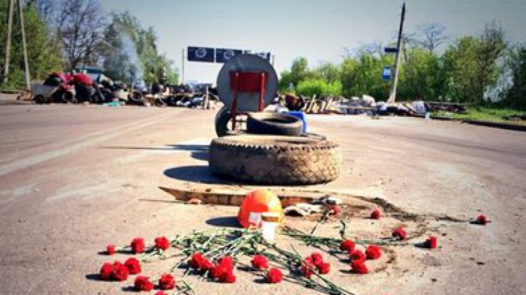 На место гибели людей в Краматорске несут гвоздики (фото)