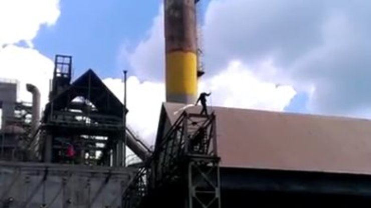 В Енакиево штурмовали завод Ахметова (фото, видео)