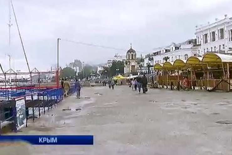 Кафе и пляжи Крыма непривычно пустуют без туристов (видео)