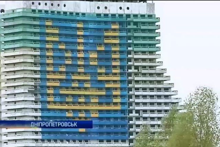 Патриоты украсили днепропетровскую гостиницу гербом Украины (видео)