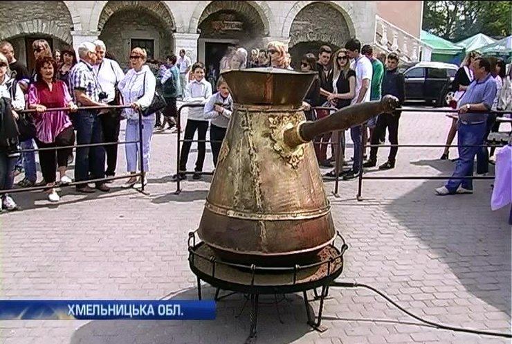 Туристический сезон в Каменец-Подольском открыли "кофейным рекордом" (видео)