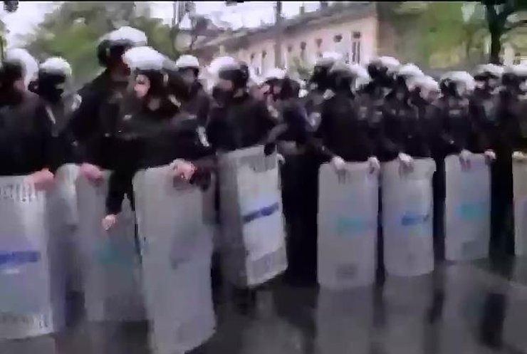 Милиционеры Одессы сбежали во время штурма МВД (видео)