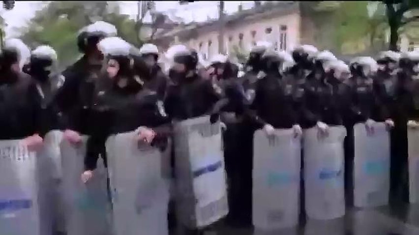 Милиционеры Одессы сбежали во время штурма МВД (видео)
