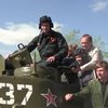 В Луганске сняли с постамента танк времен войны и катают детей (фото, видео)