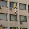 С горсовета Мариуполя сняли флаг Украины