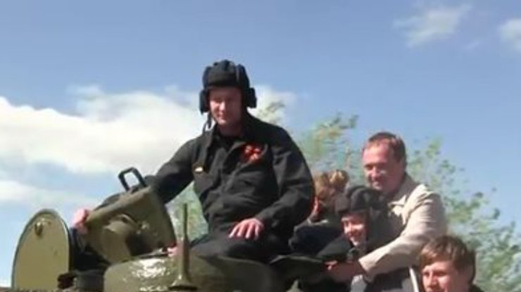 В Луганске сняли с постамента танк времен войны и катают детей (фото, видео)