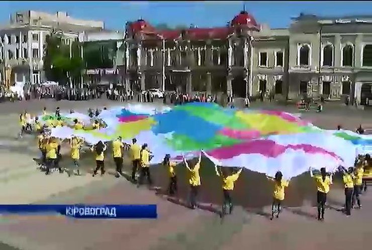 В Кировограде прошел детский флешмоб в поддержку единства Украины