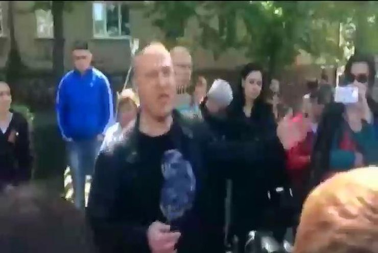 В Луганске пророссийские активисты собрались под областным управлением милиции.